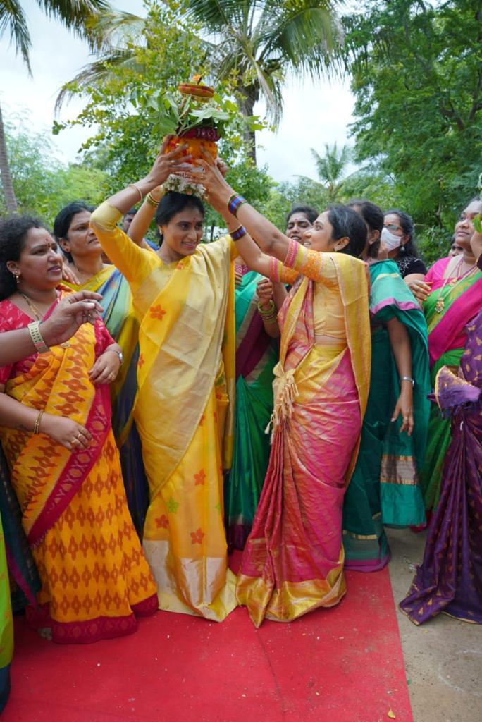 బోనమెత్తిన వైఎస్ఆర్ తెలంగాణ పార్టీ అధినేత్రి వైఎస్ షర్మిల బోనమెత్తిన వైఎస్ఆర్ తెలంగాణ పార్టీ అధినేత్రి వైఎస్ షర్మిల