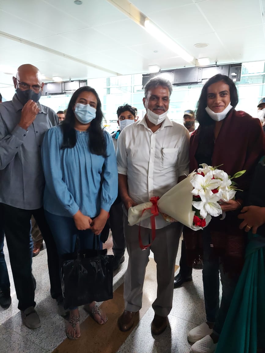 ఢిల్లీ విమానాశ్రయంలో పీవీ సింధుకు ఘనస్వాగతం ఢిల్లీ విమానాశ్రయంలో పీవీ సింధుకు ఘనస్వాగతం