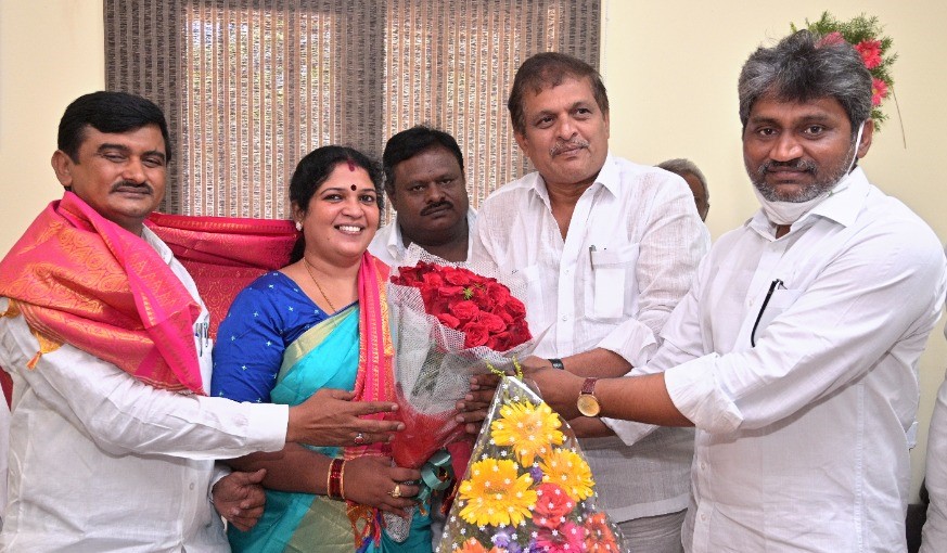 ఏపీ హస్తకళ అభివృద్ధి సంస్థ చైర్మన్గా విజయలక్ష్మి ప్రమాణ స్వీకారం ఏపీ హస్తకళ అభివృద్ధి సంస్థ చైర్మన్గా విజయలక్ష్మి ప్రమాణ స్వీకారం