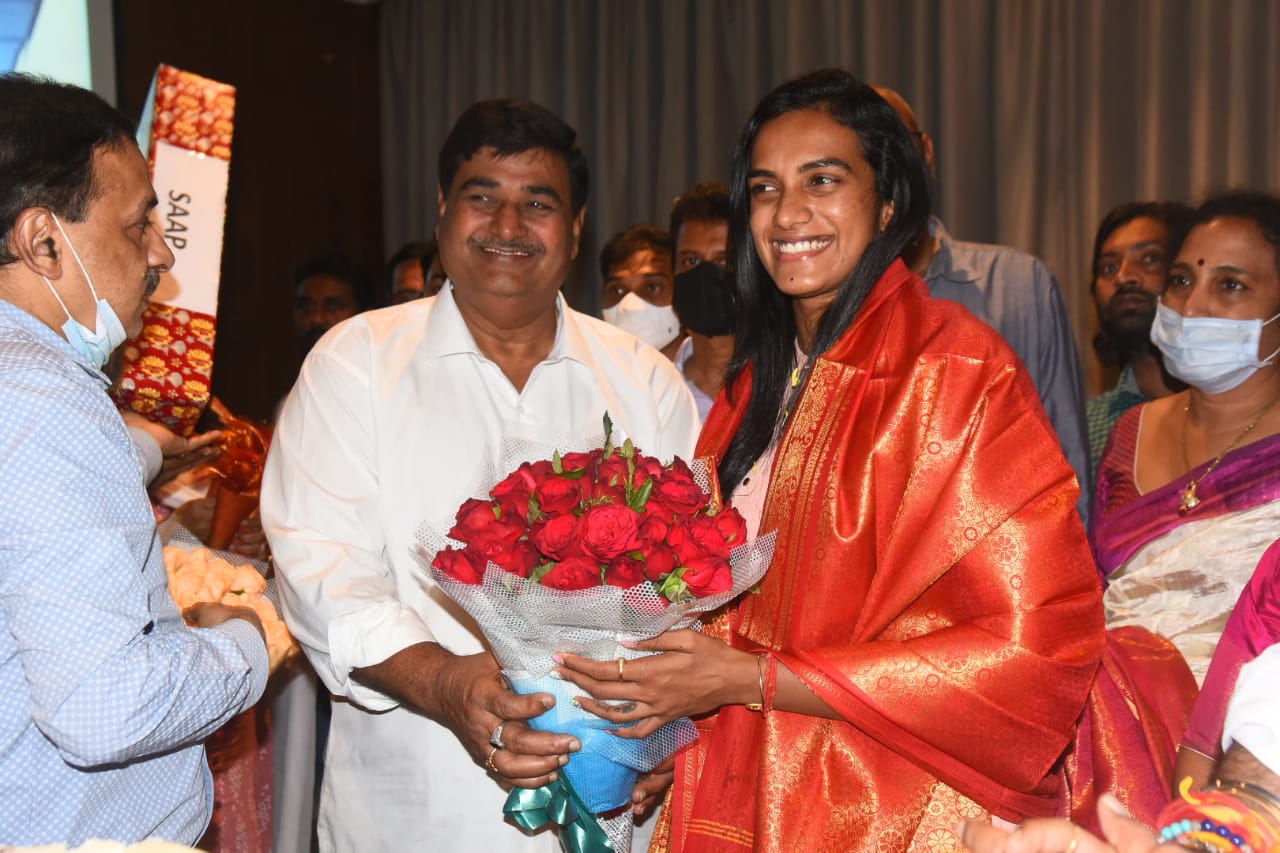విజయవాడ లో PV సింధుకు ఘన స్వాగతం విజయవాడ లో PV సింధుకు ఘన స్వాగతం