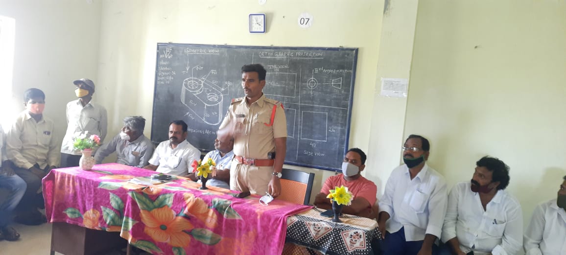 కరోనా బాధితులకు ఆపద్భంధావులు- హెల్పింగ్ హ్యాండ్స్ సేవకులు కరోనా బాధితులకు ఆపద్భంధావులు- హెల్పింగ్ హ్యాండ్స్ సేవకులు