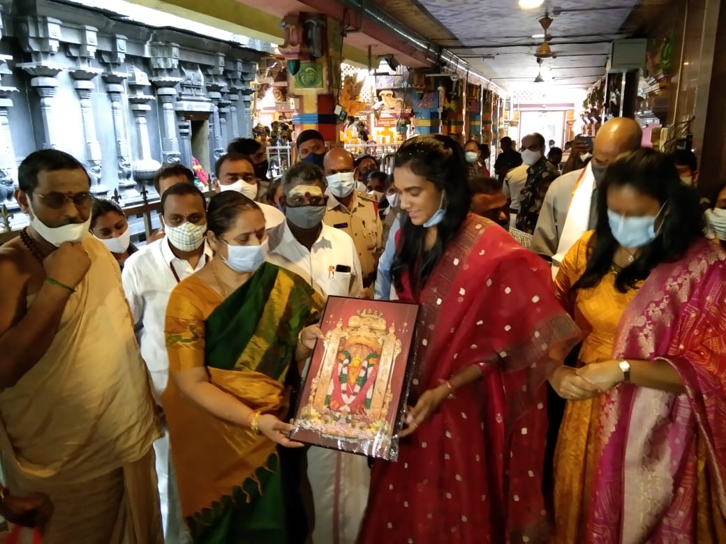 దుర్గమ్మను దర్శించుకున్న పీవీ సింధు.. 2024లో స్వర్ణం సాధిస్తా దుర్గమ్మను దర్శించుకున్న పీవీ సింధు.. 2024లో స్వర్ణం సాధిస్తా