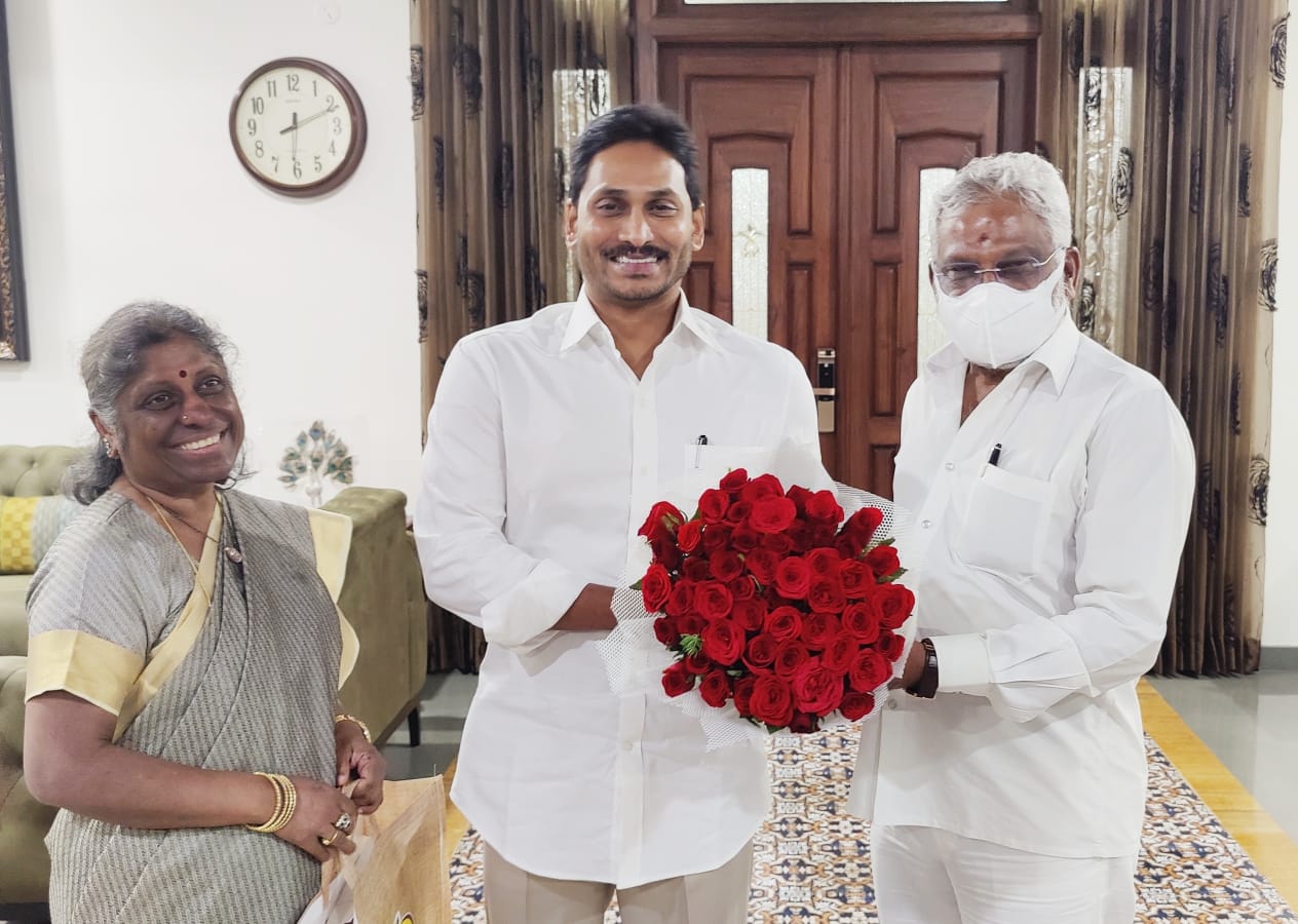 సీఎంను కలిసిన వైవీ సుబ్బారెడ్డి దంపతులు సీఎంను కలిసిన వైవీ సుబ్బారెడ్డి దంపతులు