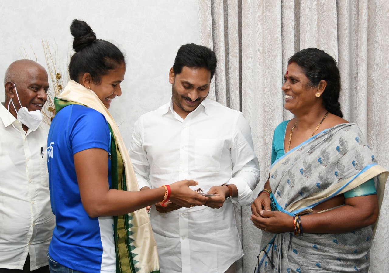 సీఎం జగన్ ను కలిసిన హాకీ ప్లేయర్ రజనీ సీఎం జగన్ ను కలిసిన హాకీ ప్లేయర్ రజనీ
