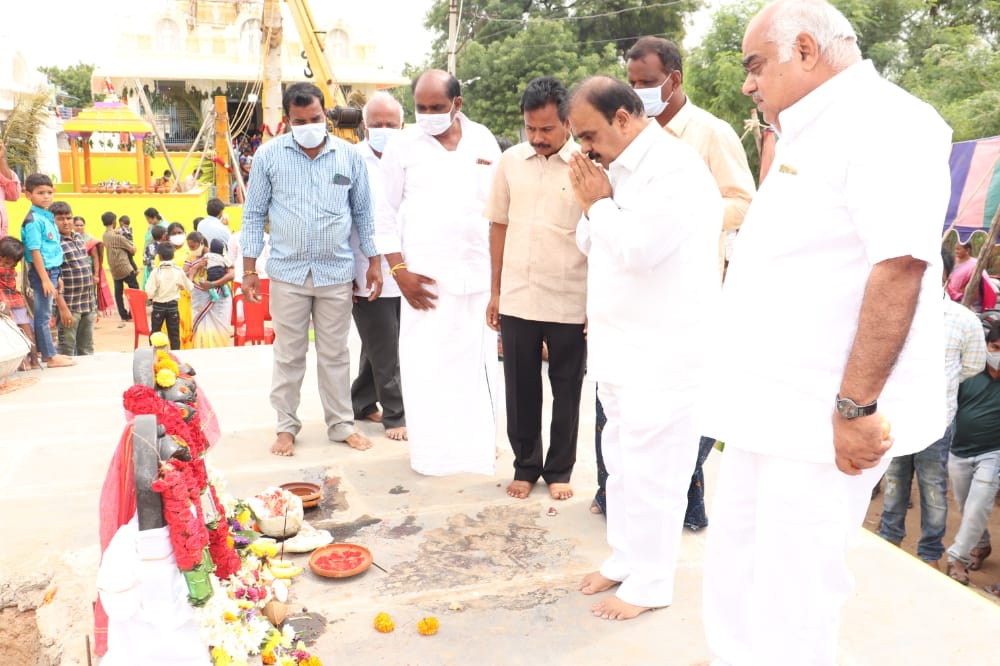 వ్యవసాయ పరికరాలు పంపిణీ చేసిన ఎమ్మెల్యే అనంత