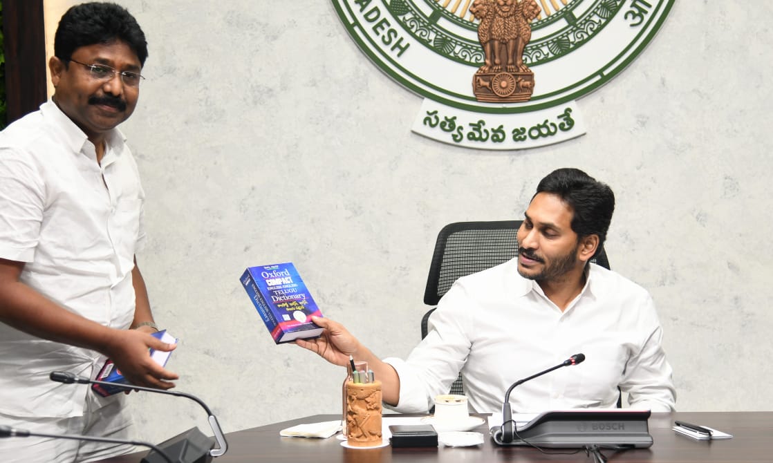 విద్యార్థులను ఆకట్టుకుంటున్న సర్కారీ బడులు విద్యార్థులను ఆకట్టుకుంటున్న సర్కారీ బడులు