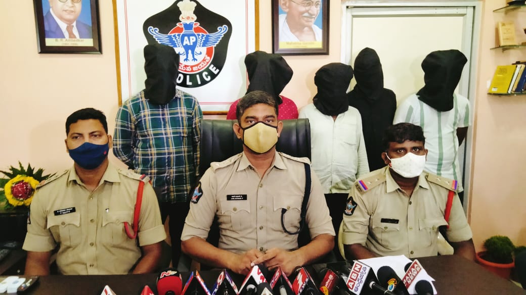 వ్యాపారిని కిడ్నాప్ చేసిన 5గురు నిందితులు అరెస్టు వ్యాపారిని కిడ్నాప్ చేసిన 5గురు నిందితులు అరెస్టు