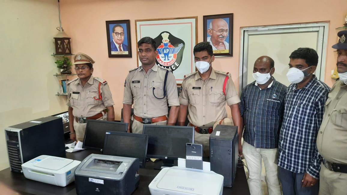 ఘరానా దొంగలు అరెస్ట్ ఘరానా దొంగలు అరెస్ట్