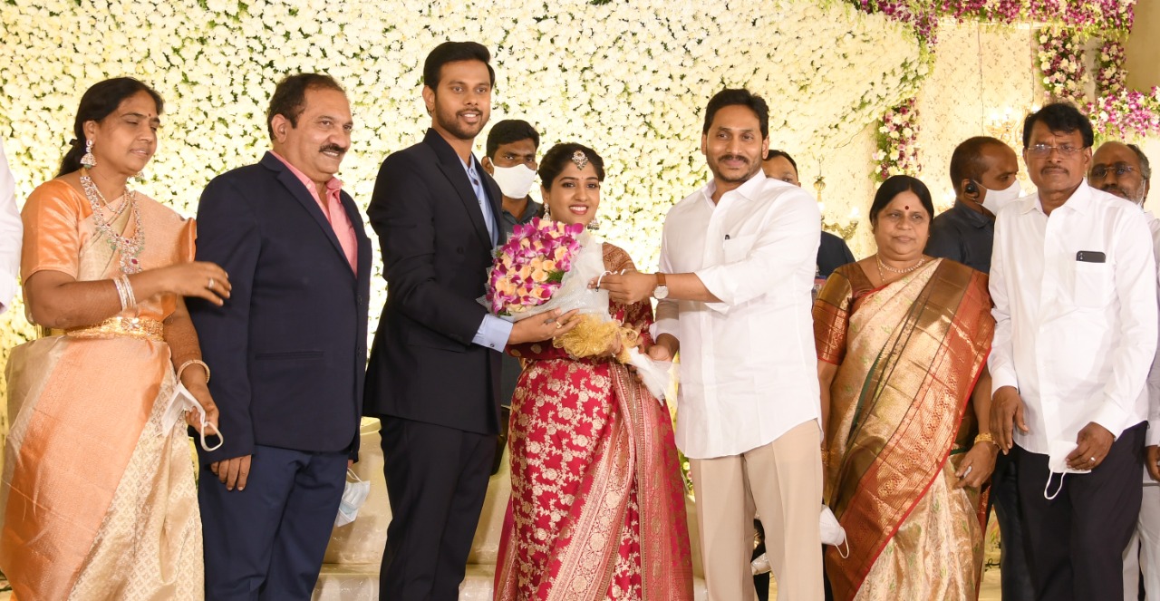 ఎమ్మెల్యే రమేష్బాబు కుమారుడి వివాహా రిసెప్షన్కు హాజరైన సీఎం ఎమ్మెల్యే రమేష్బాబు కుమారుడి వివాహా రిసెప్షన్కు హాజరైన సీఎం
