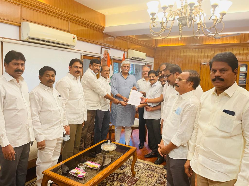 కేంద్ర జలశక్తి మంత్రి గజేంద్ర సింగ్ షెకావత్ని కలిసిన తెదేపా నాయకులు కేంద్ర జలశక్తి మంత్రి గజేంద్ర సింగ్ షెకావత్ని కలిసిన తెదేపా నాయకులు