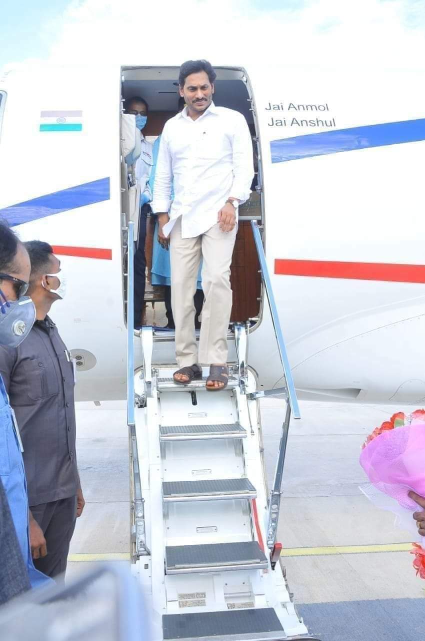 పర్యటన ముగించుకుని తాడేపల్లి చేరుకున్న సీఎం వైఎస్ జగన్ పర్యటన ముగించుకుని తాడేపల్లి చేరుకున్న సీఎం వైఎస్ జగన్