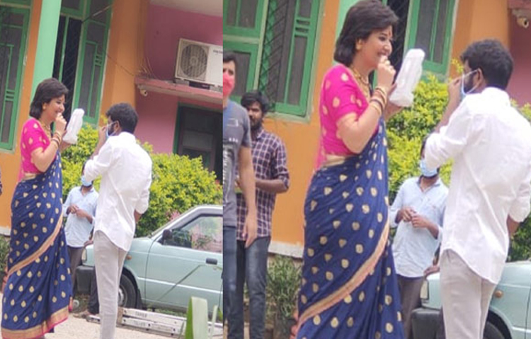 పుష్ప’లో అనసూయ లుక్.. సోషల్ మీడియా లో వైరల్ పుష్ప’లో అనసూయ లుక్.. సోషల్ మీడియా లో వైరల్