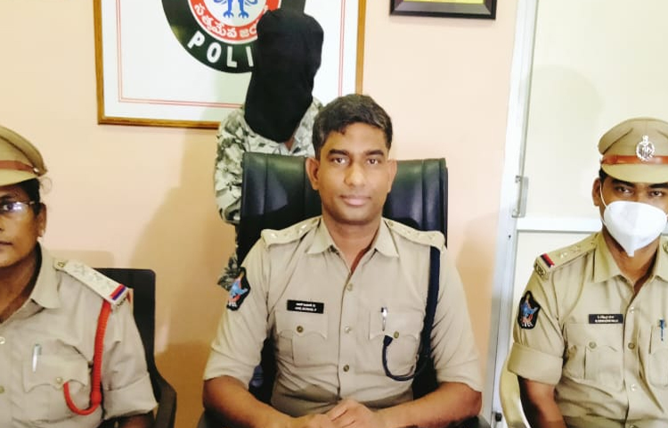 దేవాలయాల్లో చోరీలకు పాల్పడుతున్న నిందితుడు అరెస్టు దేవాలయాల్లో చోరీలకు పాల్పడుతున్న నిందితుడు అరెస్టు
