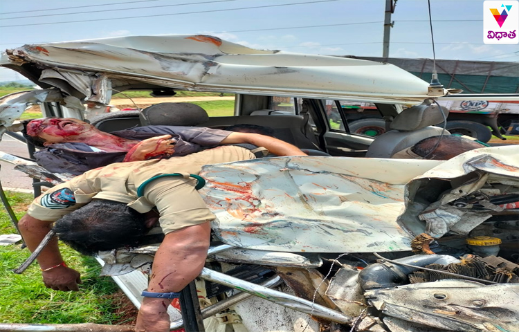 రోడ్డు ప్రమాదంలో నలుగురు కానిస్టేబుళ్లు దుర్మరణం రోడ్డు ప్రమాదంలో నలుగురు కానిస్టేబుళ్లు దుర్మరణం