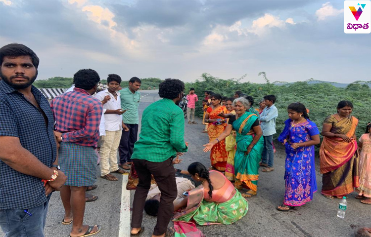 ఆటో నుంచి జారి పడి నలుగురు అక్కడికక్కడే దుర్మరణం ఆటో నుంచి జారి పడి నలుగురు అక్కడికక్కడే దుర్మరణం
