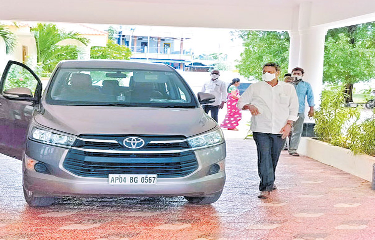 ఎంపీ అవినాష్ రెడ్డి తండ్రిని విచారిస్తున్న సీబీఐ ఎంపీ అవినాష్ రెడ్డి తండ్రిని విచారిస్తున్న సీబీఐ