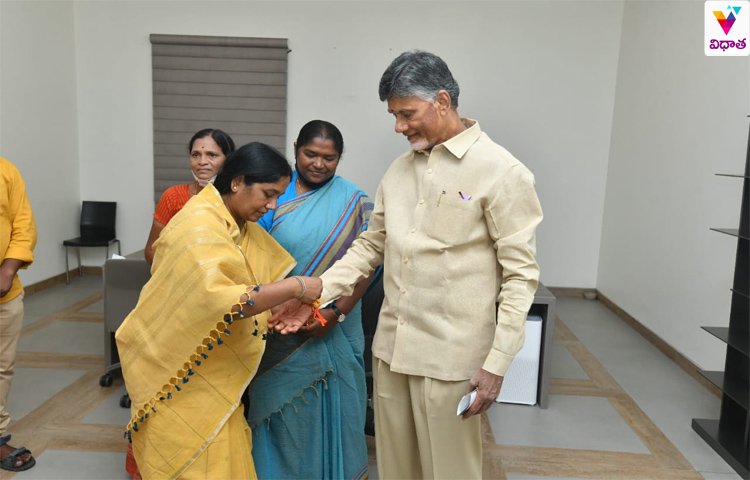 చంద్రబాబుకు రాఖీ కట్టిన మహిళా నేతలు చంద్రబాబుకు రాఖీ కట్టిన మహిళా నేతలు