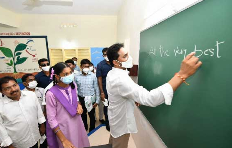బోర్డుపై ‘ఆల్ ద వెరీ బెస్ట్’ అని రాసిన సీఎం జగన్ బోర్డుపై ‘ఆల్ ద వెరీ బెస్ట్’ అని రాసిన సీఎం జగన్
