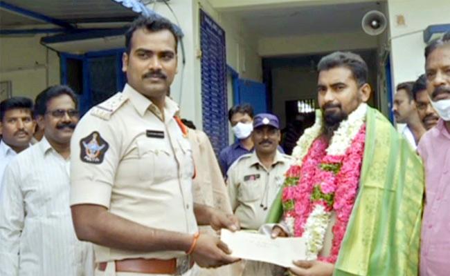 రమ్య హత్య కేసు :హెడ్ కానిస్టేబుల్ ధైర్య సాహసాలుకు.. ఎస్పీ అభినందనలు. రమ్య హత్య కేసు :హెడ్ కానిస్టేబుల్ ధైర్య సాహసాలుకు.. ఎస్పీ అభినందనలు.