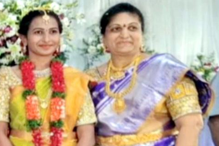 చపాతీ కర్రతో అత్తను చంపిన కోడలు చపాతీ కర్రతో అత్తను చంపిన కోడలు