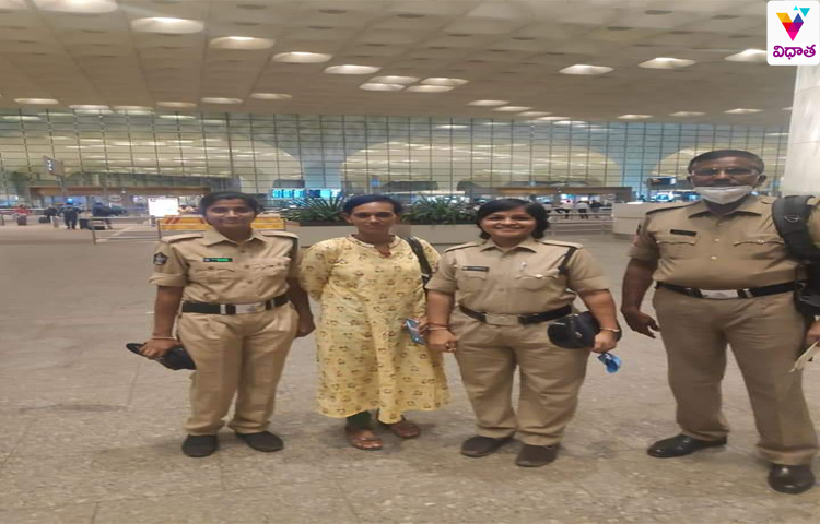 కడప పోలీసుల చొరవతో స్వదేశానికి చేరుకున్న విదేశీ మహిళ కడప పోలీసుల చొరవతో స్వదేశానికి చేరుకున్న విదేశీ మహిళ