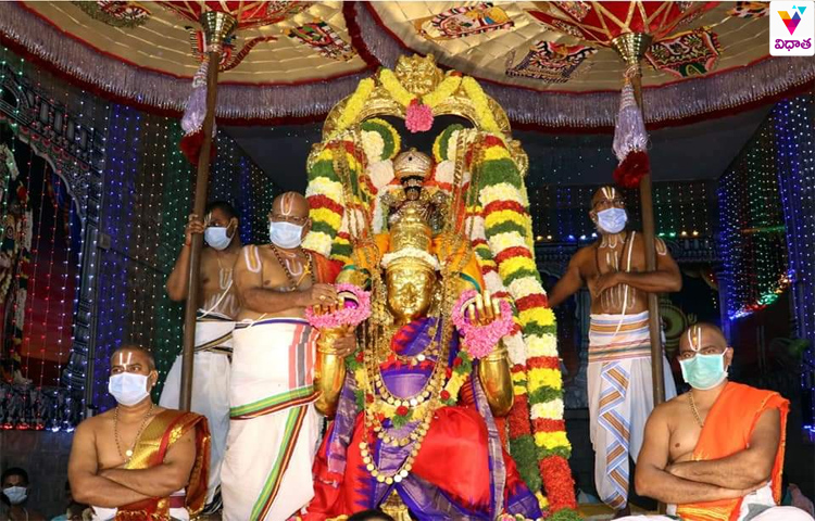 శ్రీవారి ఆలయంలో గరుడసేవ శ్రీవారి ఆలయంలో గరుడసేవ