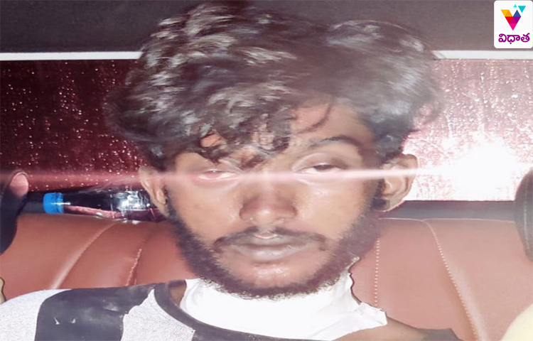 రమ్య శ్రీ హత్య కేసులో ముద్దాయిని మీడియా ముందు హాజరుపరిచిన పోలీసులు రమ్య శ్రీ హత్య కేసులో ముద్దాయిని మీడియా ముందు హాజరుపరిచిన పోలీసులు