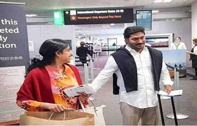 కాసేపట్లో సీఎం జగన్ సిమ్లా ప్రయాణం. కాసేపట్లో సీఎం జగన్ సిమ్లా ప్రయాణం.
