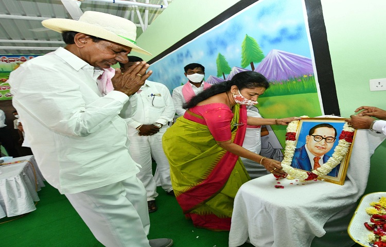 వాసాలమర్రి దళితులకు తక్షణమే ‘దళితబంధు’ వాసాలమర్రి దళితులకు తక్షణమే ‘దళితబంధు’