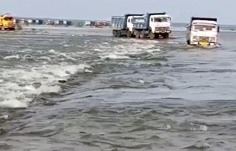 కృష్ణా నదిలో చిక్కుకున్న 70 లారీలు కృష్ణా నదిలో చిక్కుకున్న 70 లారీలు