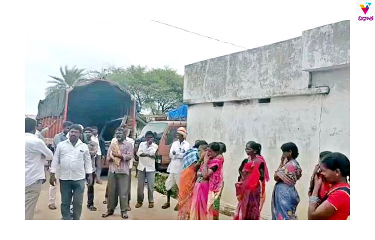 రాత్రికి రాత్రే ఊరు ఖాళీ చేయించారు రాత్రికి రాత్రే ఊరు ఖాళీ చేయించారు