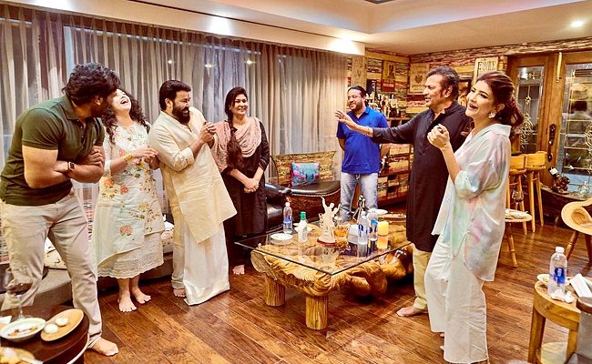 మోహన్ బాబు వారి ఇంట్లో మోహన్లాల్ సందడి మోహన్ బాబు వారి ఇంట్లో మోహన్లాల్ సందడి