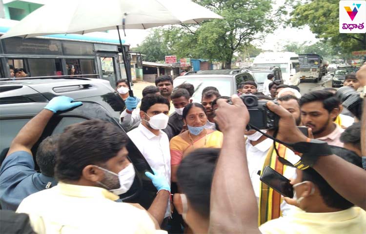 ఖమ్మంలో లోకేష్ కు ఘనస్వాగతం ఖమ్మంలో లోకేష్ కు ఘనస్వాగతం