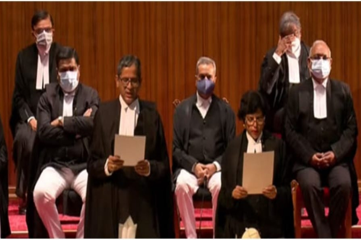 చరిత్రలో తొలిసారి..9 మంది న్యాయమూర్తులు ప్రమాణం చరిత్రలో తొలిసారి..9 మంది న్యాయమూర్తులు ప్రమాణం
