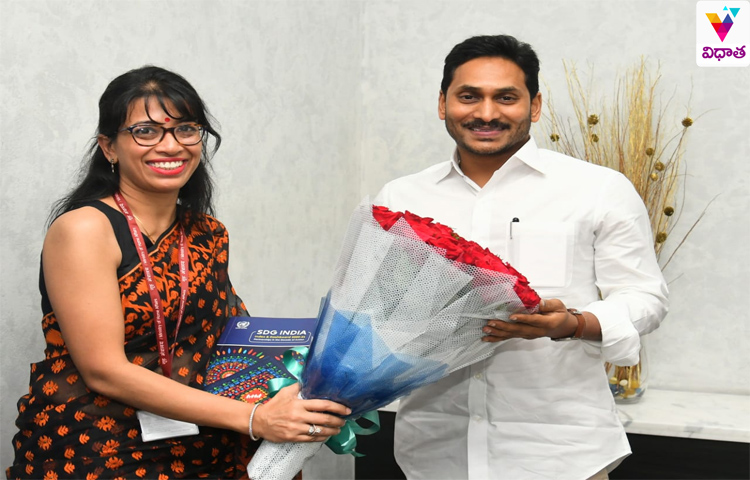 ఎస్డీజీ ఇండియా ఇండెక్స్ 2020–21 రిపోర్ట్ను జగన్ కు అందజేసిన నీతిఆయోగ్ బృందం ఎస్డీజీ ఇండియా ఇండెక్స్ 2020–21 రిపోర్ట్ను జగన్ కు అందజేసిన నీతిఆయోగ్ బృందం