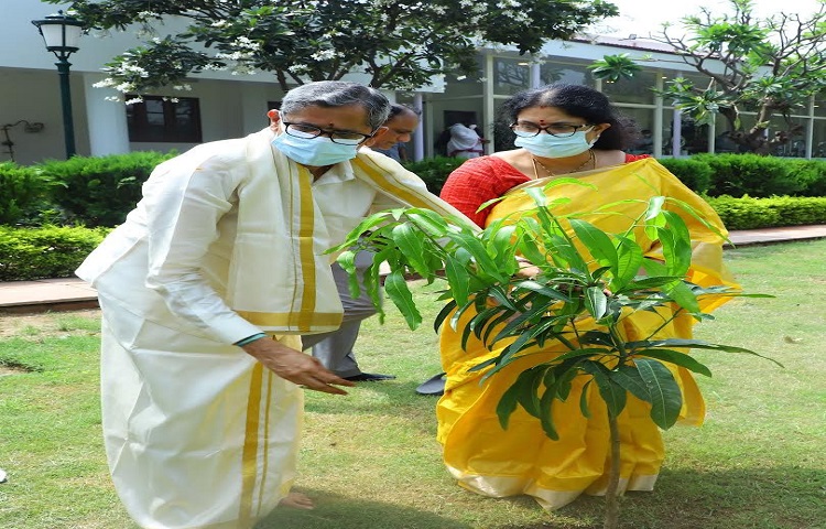 మామిడి మొక్క నాటిన ఎన్వీ.రమణ దంపతులు మామిడి మొక్క నాటిన ఎన్వీ.రమణ దంపతులు