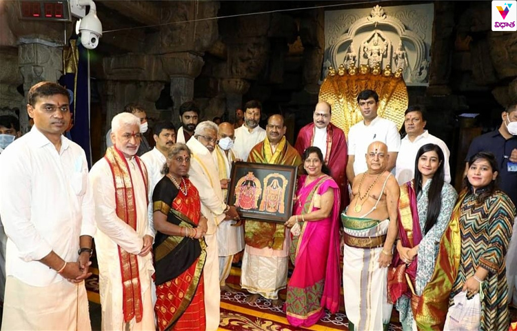 శ్రీవారిని దర్శించుకున్న లోక్సభ స్పీకర్ ఓం బిర్లా శ్రీవారిని దర్శించుకున్న లోక్సభ స్పీకర్ ఓం బిర్లా