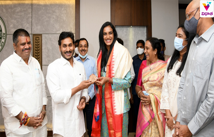 సీఎం జగన్ ని కలిసిన పీవీ సింధు సీఎం జగన్ ని కలిసిన పీవీ సింధు