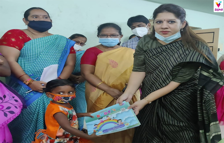 చిన్నారులకు తల్లిపాలు ఇవ్వడంలో నిర్లక్ష్యం వద్దు చిన్నారులకు తల్లిపాలు ఇవ్వడంలో నిర్లక్ష్యం వద్దు