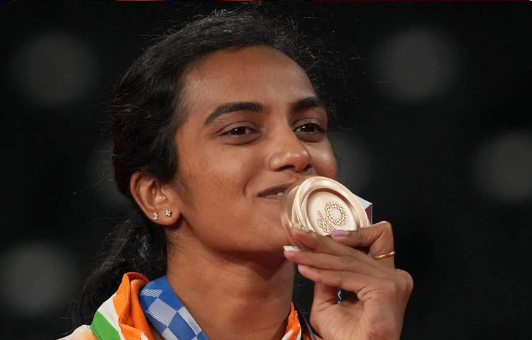 టోక్యో ఒలింపిక్స్లో కాంస్యం సాధించిన సింధుకు నగదు బహుమానం టోక్యో ఒలింపిక్స్లో కాంస్యం సాధించిన సింధుకు నగదు బహుమానం