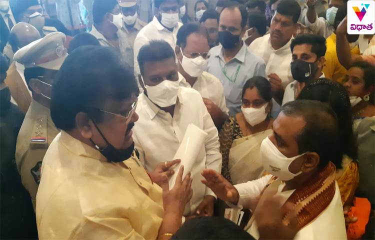 జాతీయ ఎస్సీ కమిషన్ ను కలిసిన టీడీపీ నేతలు జాతీయ ఎస్సీ కమిషన్ ను కలిసిన టీడీపీ నేతలు