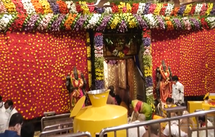శ్రావణ శుక్రవారం సందర్భంగా వివిధ వర్ణముల పూలతో అలంకరించిన శ్రీ అమ్మవారి ఆలయము శ్రావణ శుక్రవారం సందర్భంగా వివిధ వర్ణముల పూలతో అలంకరించిన శ్రీ అమ్మవారి ఆలయము
