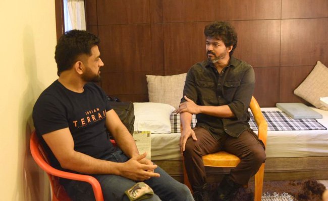 MS ధోని తో దళపతి… వైరల్ MS ధోని తో దళపతి… వైరల్