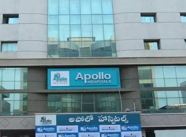 అపోలో ఆస్పత్రిలో కోలుకుంటున్న సాయిధరమ్తేజ్ అపోలో ఆస్పత్రిలో కోలుకుంటున్న సాయిధరమ్తేజ్