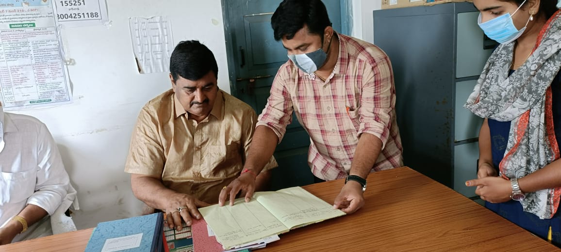 గ్రామ సచివాలయాన్ని ఆకస్మికంగా తనిఖీచేసిన డిప్యూటీ సీఎం ధర్మాన కృష్ణదాస్. గ్రామ సచివాలయాన్ని ఆకస్మికంగా తనిఖీచేసిన డిప్యూటీ సీఎం ధర్మాన కృష్ణదాస్.