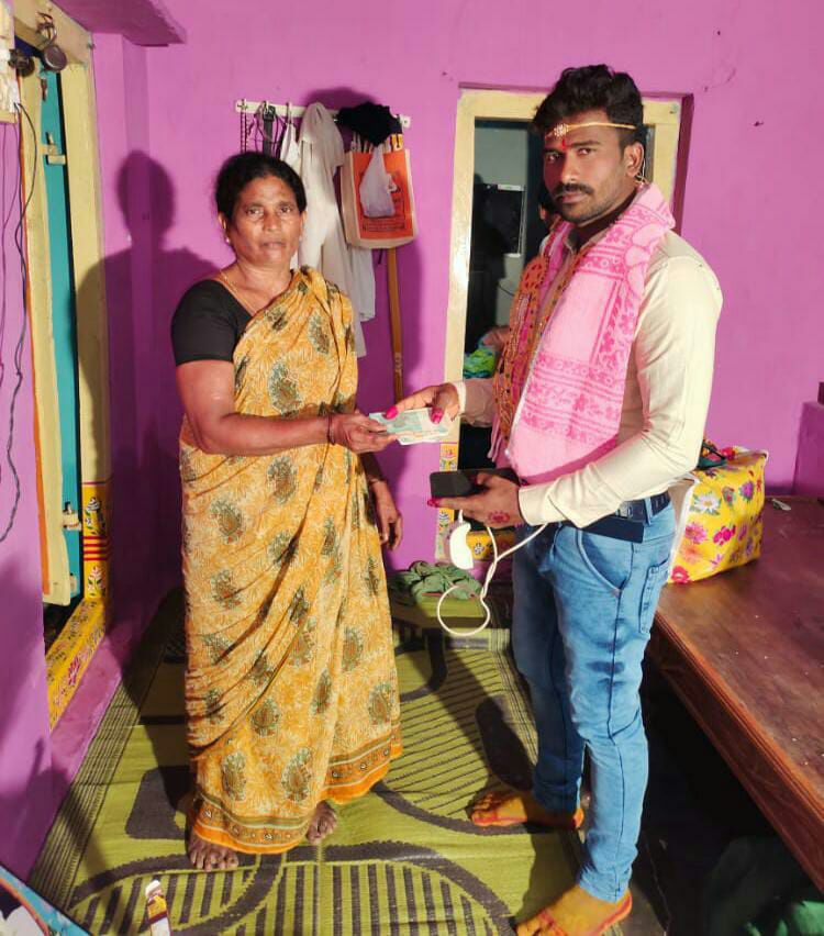 పెళ్ళి పీటలు ఎక్కాల్సిన వరుడు పింఛను కానుక అందిస్తూ పెళ్ళి పీటలు ఎక్కాల్సిన వరుడు పింఛను కానుక అందిస్తూ