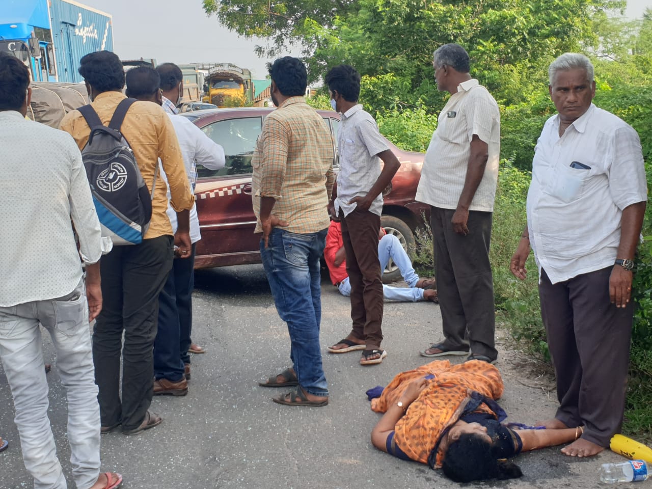 అవనిగడ్డ కరకట్ట చోడవరం వద్ద ప్రమాదం అవనిగడ్డ కరకట్ట చోడవరం వద్ద ప్రమాదం