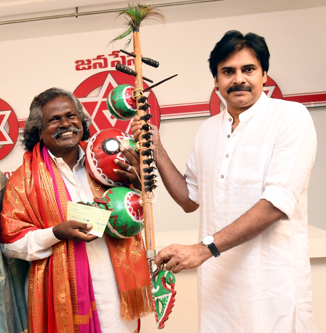మొగులయ్యకు రూ.2లక్షల ఆర్థిక సాయం అందించిన పవన్ కల్యాణ్ మొగులయ్యకు రూ.2లక్షల ఆర్థిక సాయం అందించిన పవన్ కల్యాణ్