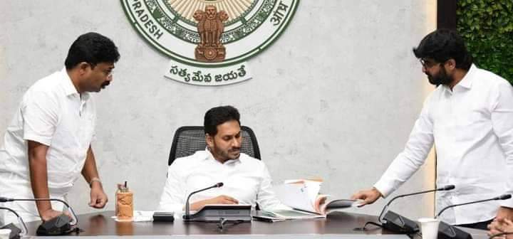 విద్యాదీవెనపై రివ్యూ పిటిషన్ వేస్తాం: ఏపీ విద్యాశాఖ మంత్రి ఆదిమూలపు సురేశ్ విద్యాదీవెనపై రివ్యూ పిటిషన్ వేస్తాం: ఏపీ విద్యాశాఖ మంత్రి ఆదిమూలపు సురేశ్