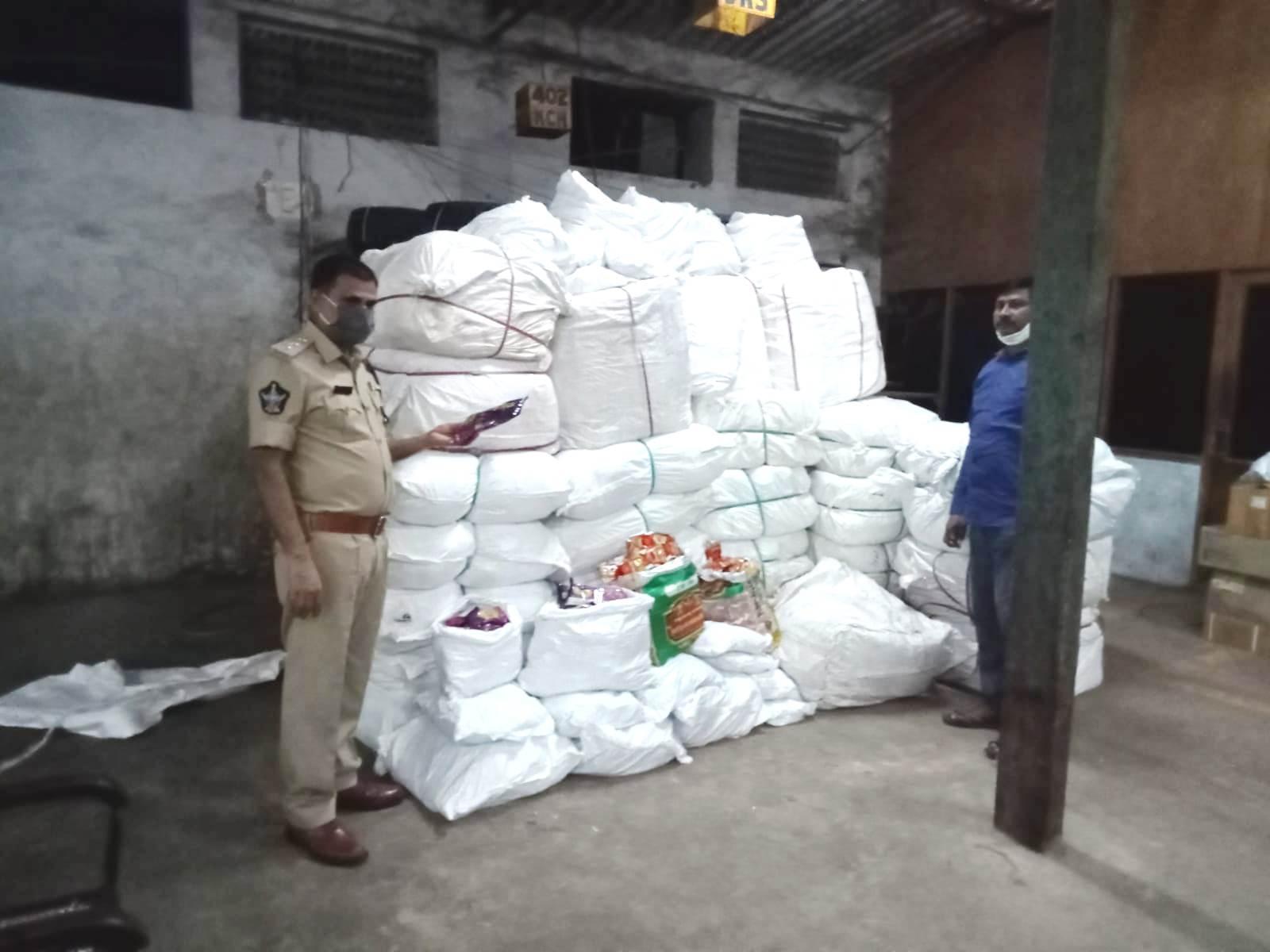 గుట్కా,ఖైనీ ప్యాకెట్లు పట్టివేత గుట్కా,ఖైనీ ప్యాకెట్లు పట్టివేత